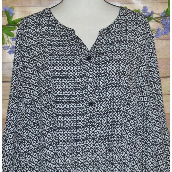 Catherines Women's Black 1/4 Button Up Blouse 2X 3/4 Bell Sleeves V-Neck Tunic - Picture 2 of 9